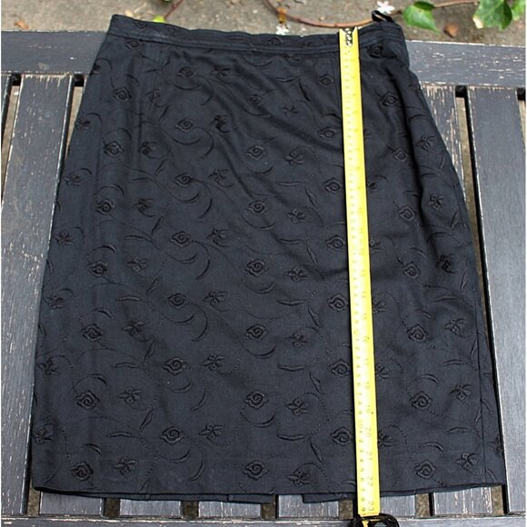 Laurel by Escada - Vintage Y2K Embroidered Straight Skirt in Black, sz 42 or Med - Picture 4 of 10